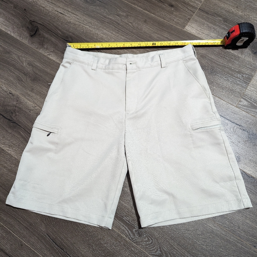 IZOD walking Golf Shorts.. Beige. 6 pockets. Size 34. Mesh on waist band inside